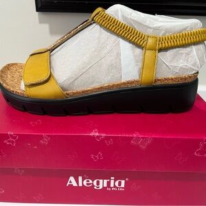 Alegria  Harlie Ladies Sandal - New In Box - size 9 - Mustard